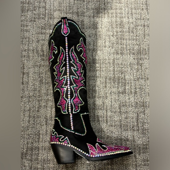 azelea wang Shoes - NWT Azalea wang Sparking cowboy boots